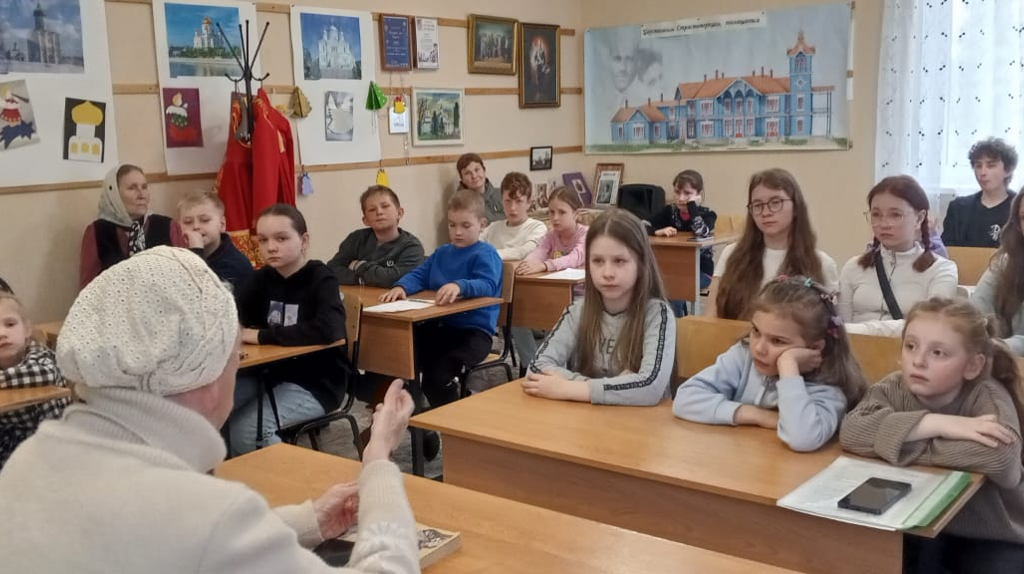Воспитанники воскресной школы Локотского храма встретились с поэтессой Маргаритой Денисовой