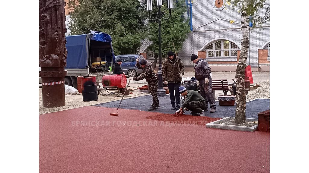 В Брянске на детской площадке в парке Толстого укладывают резиновое покрытие