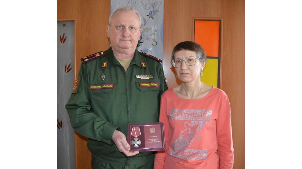 В Новозыбкове орден Мужества погибшего на крейсере «Москва» Ильи Щербины передали его бабушке