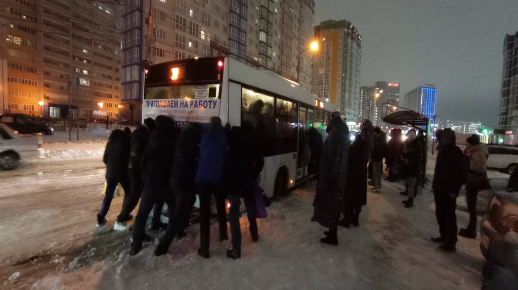 В Брянске пассажиры руками вытолкали застрявший в ледяной колее автобус