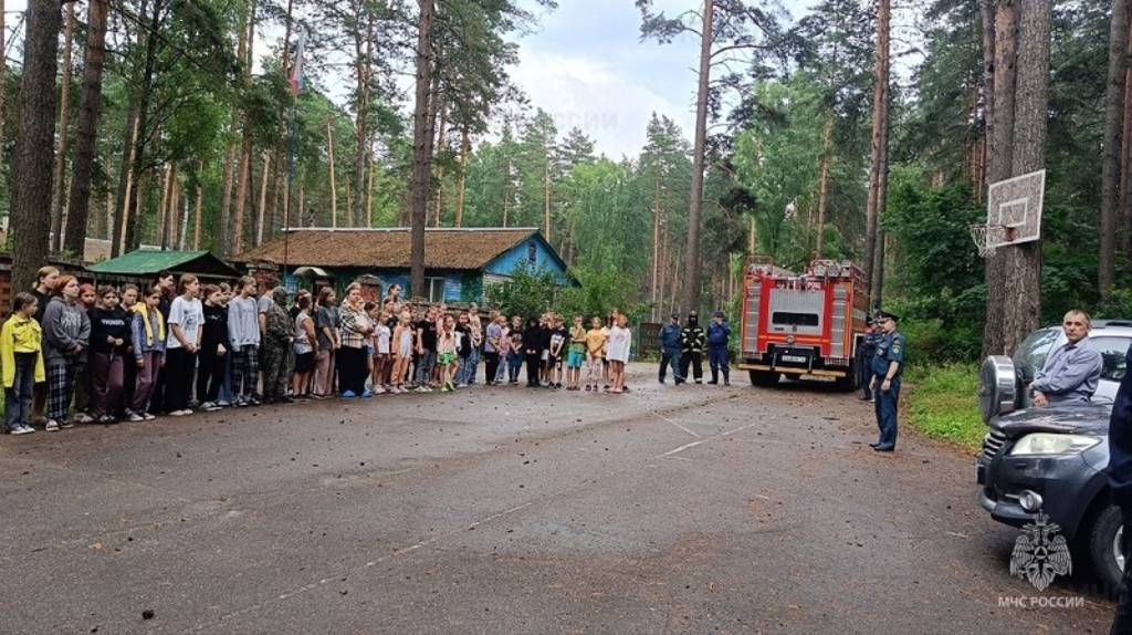 В Почепском районе пожарные рассказали о безопасности детям в лагере