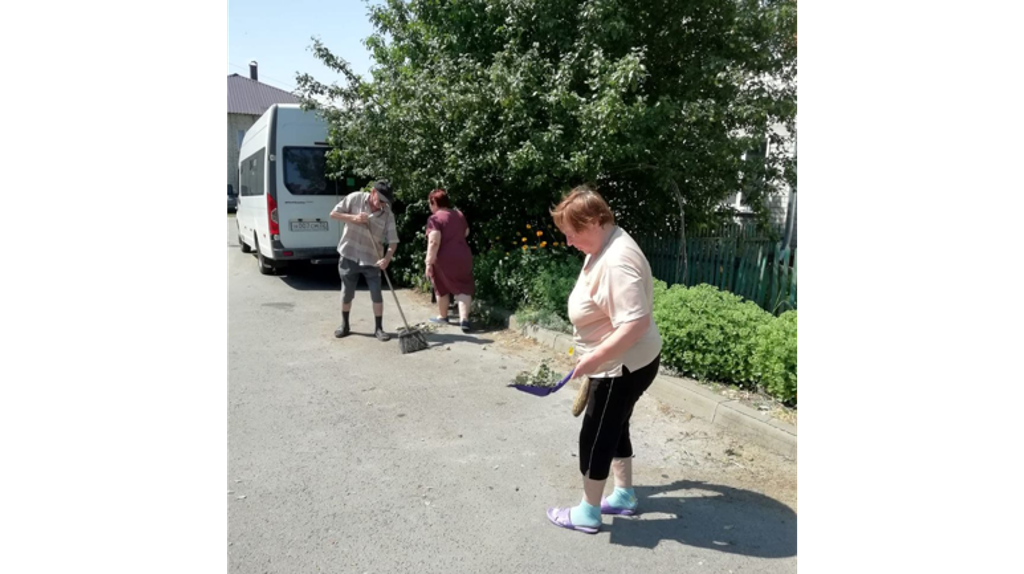 Жители пострадавшего от урагана Климово вышли на расчистку поселка