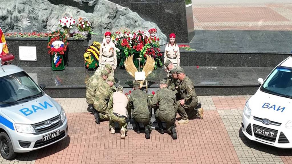 В Брянске возложили цветы к памятнику советским воинам-водителям