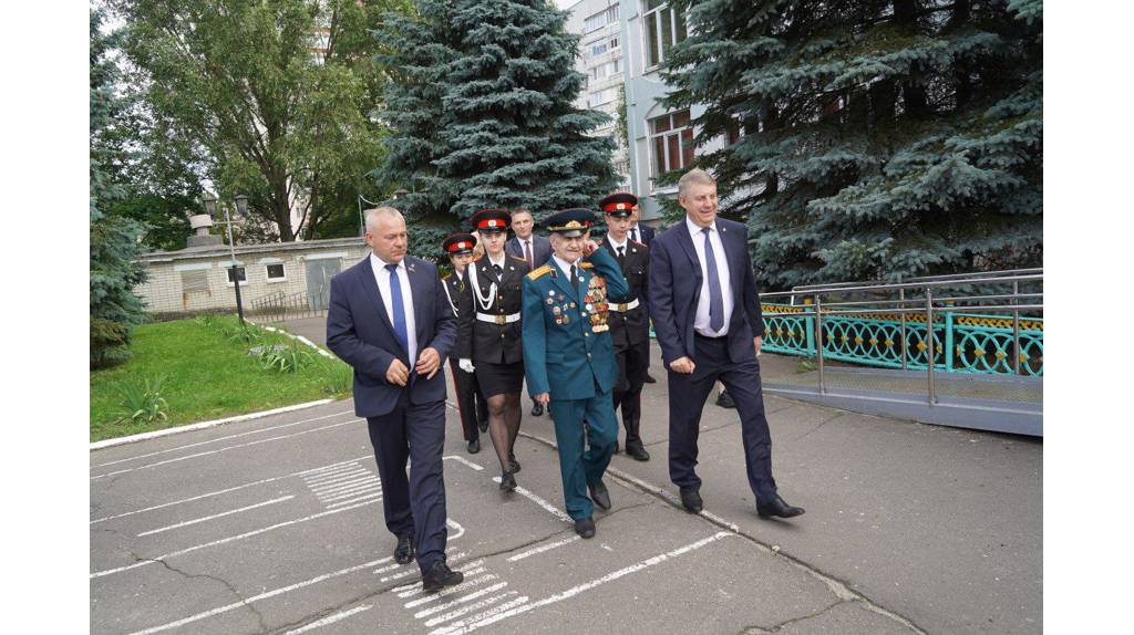 В Брянске со столетием торжественно поздравили ветерана войны Бориса Шапошникова