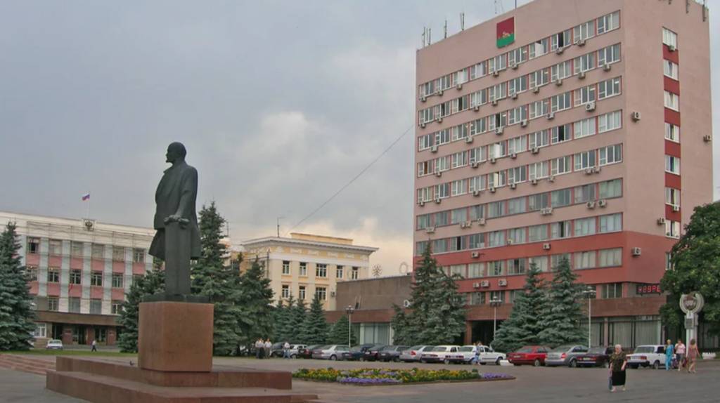 В Брянске реконструируют взятую под охрану площадь Ленина