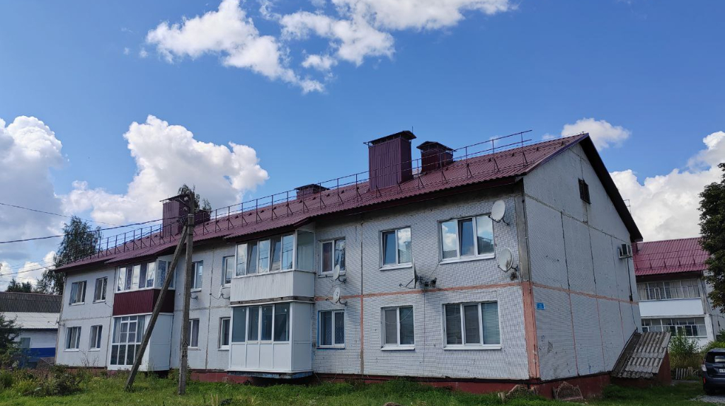 В  Жирятино сдали капремонт крыш на улице Ленина