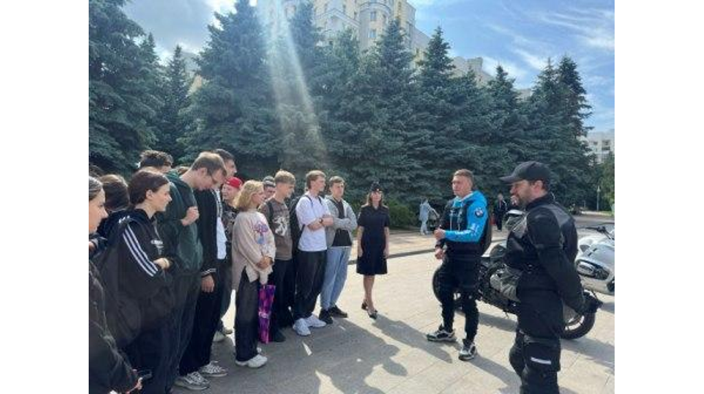 В Брянске сотрудники ГИБДД организовали встречу мотоциклистов со студентами