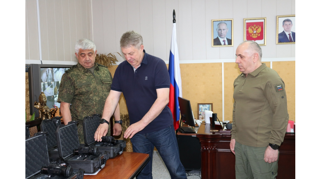Губернатор Богомаз вручил брянским пограничникам 16 тепловизионных наблюдательных комплексов