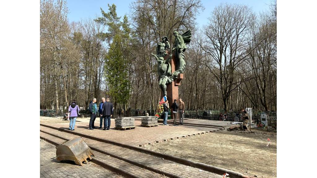 В Брянске полным ходом идет реконструкция мемориала на улице Почтовой