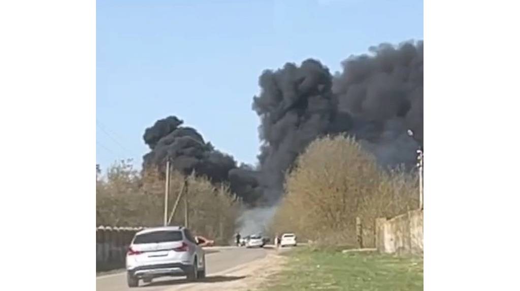 В Клинцах сняли на фото столб черного дыма от сильного пожара 