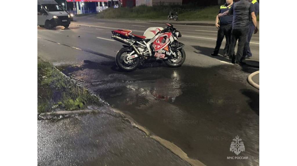 Ночью в Брянске столкнулись легковушка и мотоцикл, потребовалась помощь спасателей