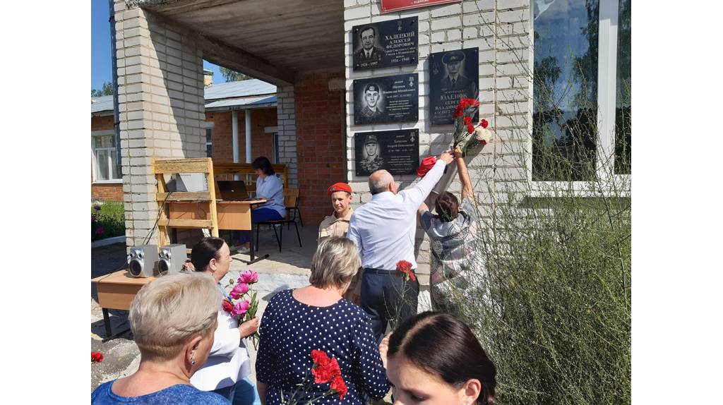 В Погарском районе увековечили память героя СВО Андрея Хатненка