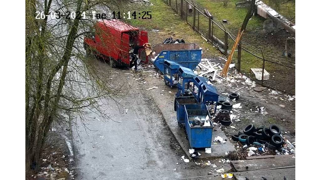 В Брянске на Красноармейской водитель «Газели» без номеров незаконно выгрузил мусор