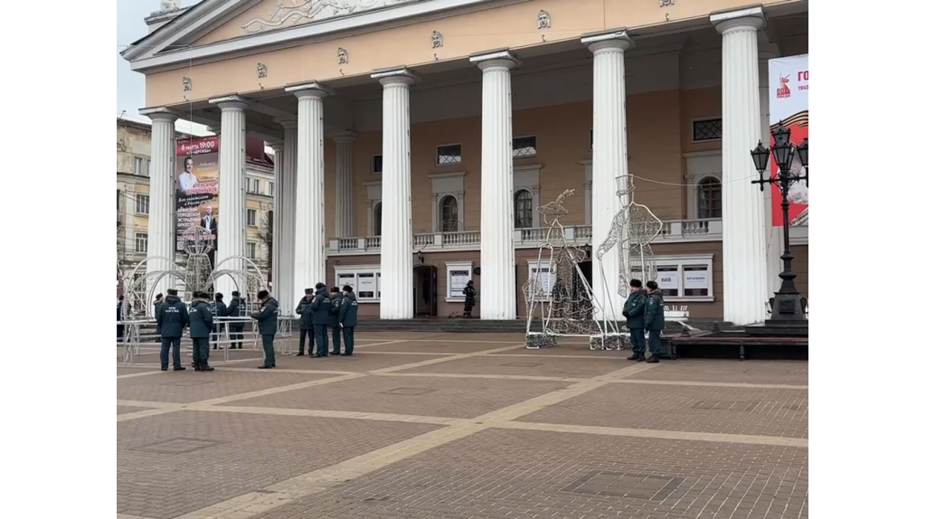 Брянцев просят не беспокоиться: в драмтеатре начались учения пожарных 