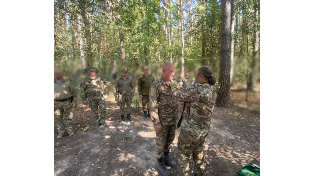 Брянский священник вручил бойцам СВО архиерейские награды