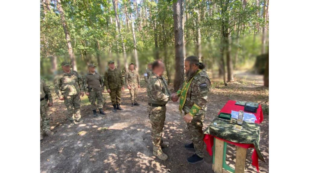 Брянский священник вручил бойцам СВО архиерейские награды