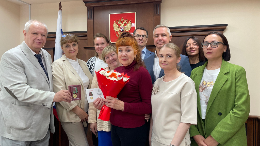 В Брянске Марию Орлову наградили медалью «100 лет Верховному Суду России»