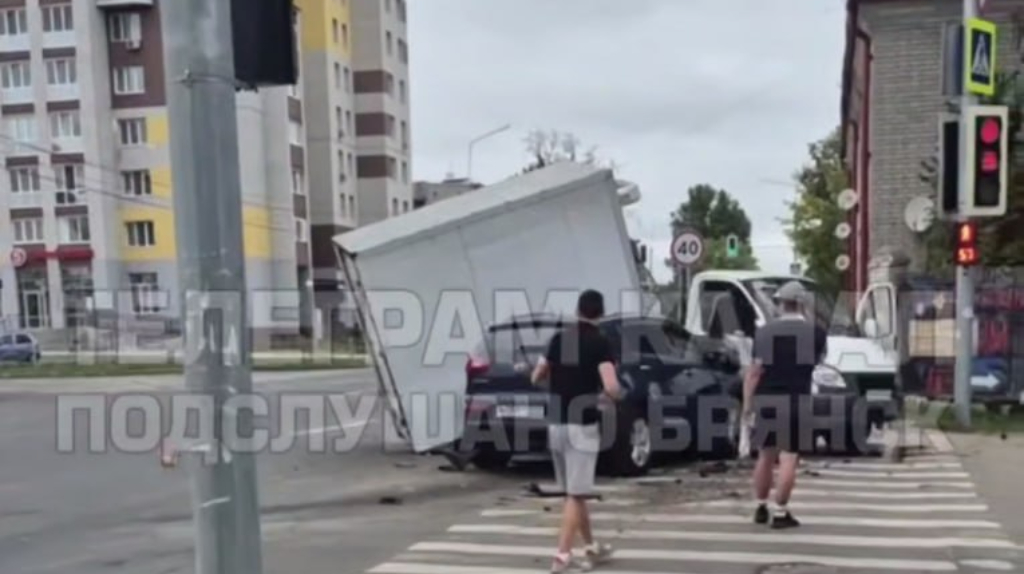 В Брянске на улице Почтовой произошло серьезное ДТП