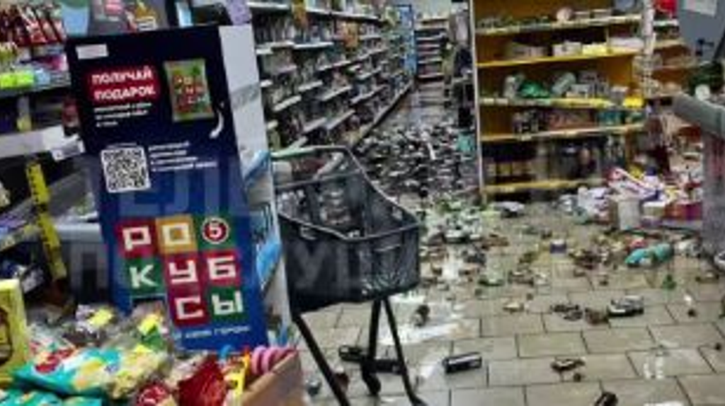 В Комаричах пьяный неадекват устроил погром в «Пятерочке»