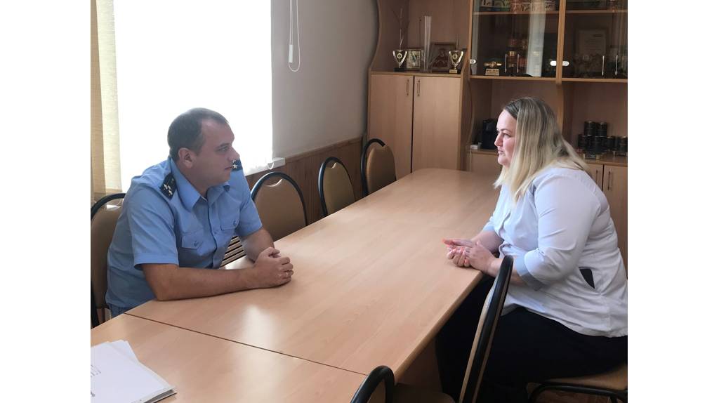 Прокурор Стародубского района выслушал жалобы работников «Консервсушпрод»