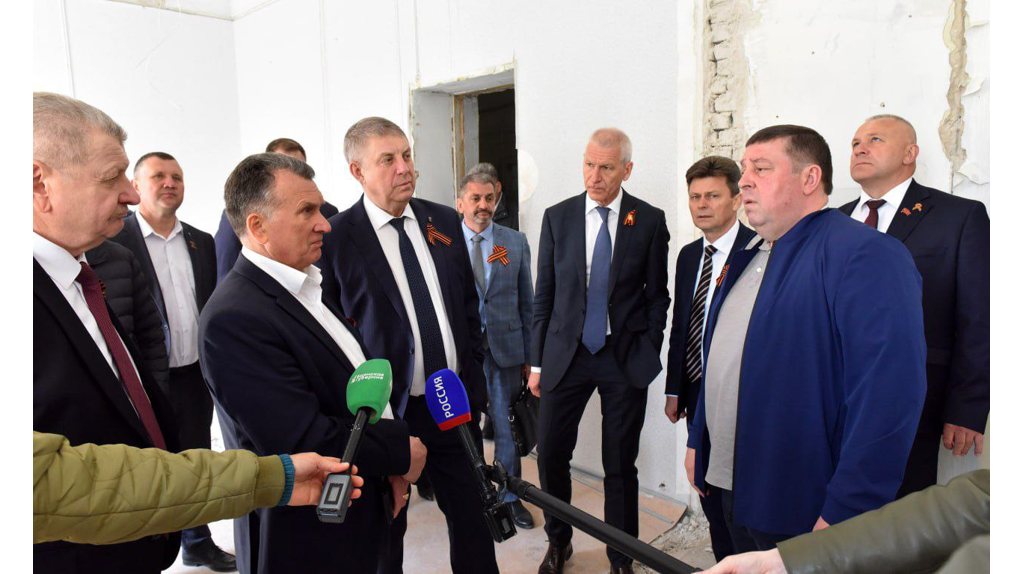 В Брянске ход капремонта будущего филиала Сеченовки оценили Александр Богомаз и Петр Глыбочко