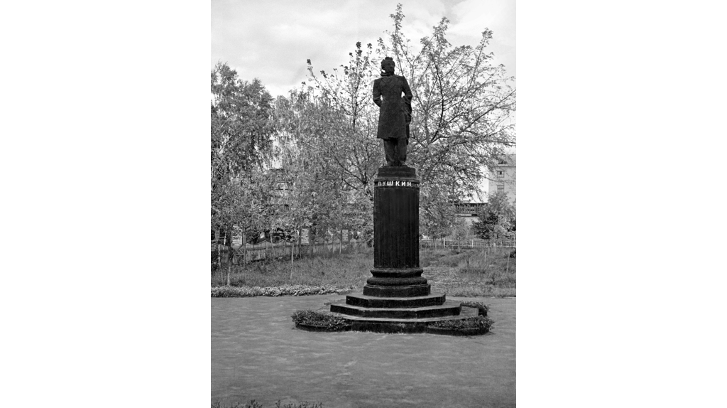 Брянцам показали памятник А.С. Пушкину в Володарском районе 60-летней давности
