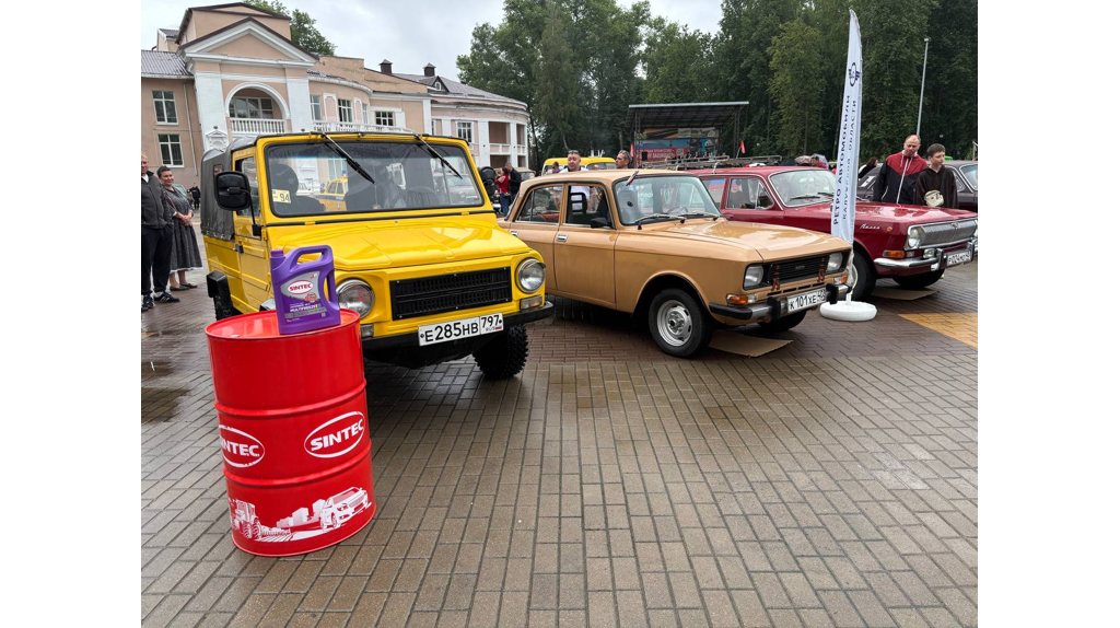 В брянском поселке Белые берега День молодежи отметили выставкой ретромобилей