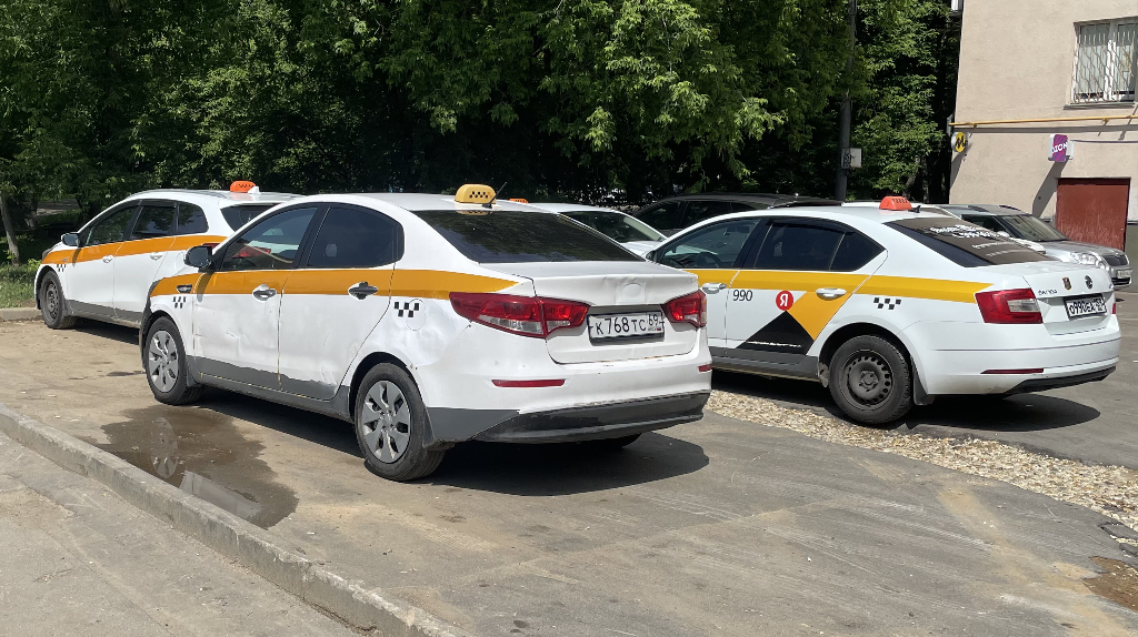 «АвтоВАЗ» и «китайцы»: на каких такси будут ездить брянцы