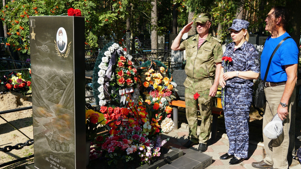 В Брянске почтили память погибшего 29 лет назад Героя России Олега Визнюка