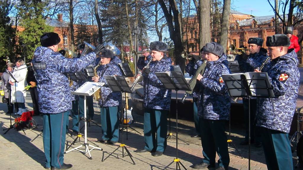 В Брянске прошло праздничное мероприятие «Дарите женщинам цветы»