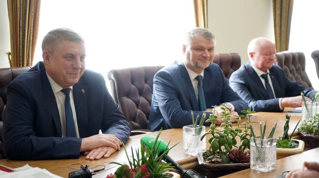 Брянский губернатор Богомаз провёл рабочую встречу с делегацией из Беларуси