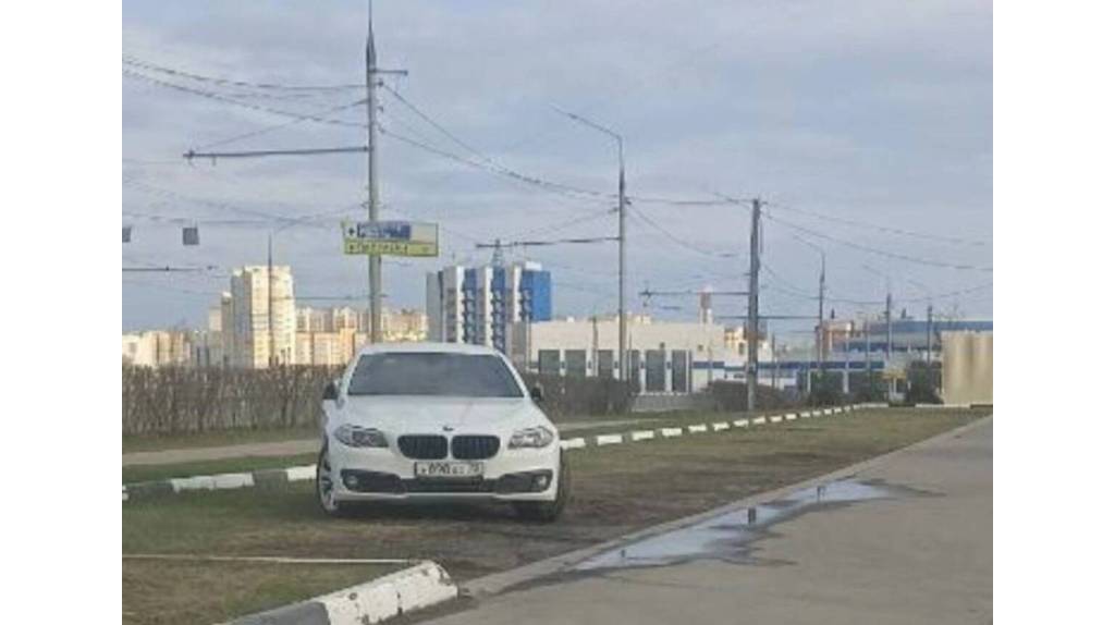 В Брянске водитель BMW припарковался на газоне возле «Аэропарка»