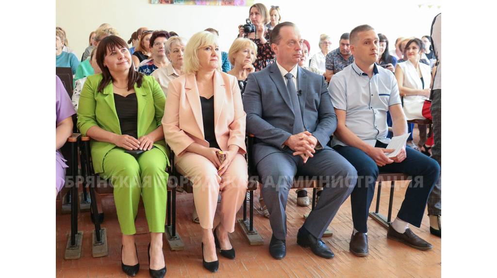 Вице-мэр Брянска Сергей Антошин лично поздравил выпускников с окончанием школы 