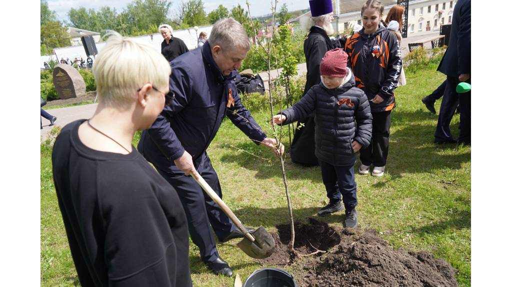 Губернатор Богомаз посадил дерево в память о погибшем бойце СВО Алексее Петракове