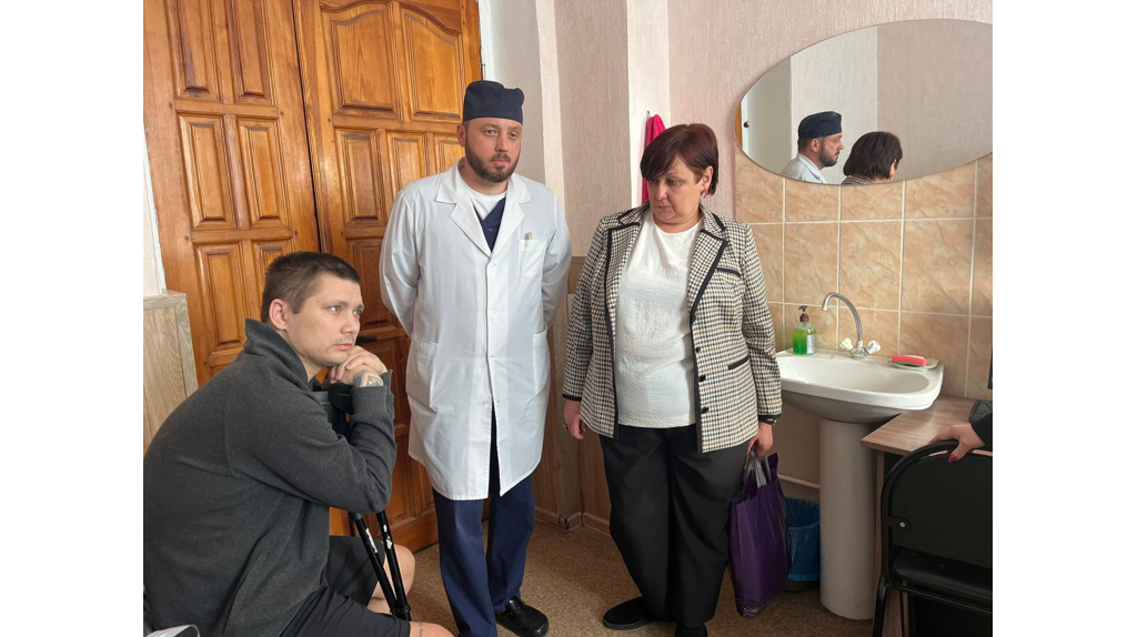 Глава Бежицкой райадминистрации Брянска навестила в госпитале раненых бойцов СВО