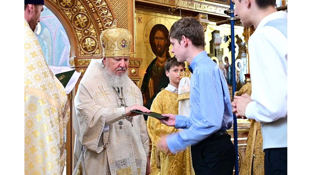 Брянский митрополит Александр вручил свидетельства выпускникам воскресных школ
