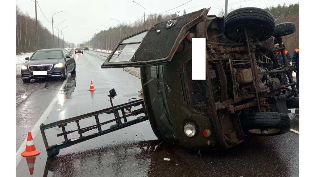 В Брянском районе произошло ДТП, одна машина опрокинулась