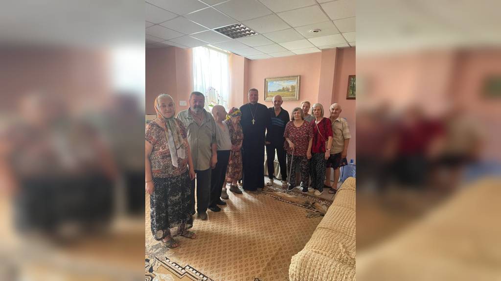 В Сельцо священник пообщался с пенсионерами и инвалидами из дома-интерната