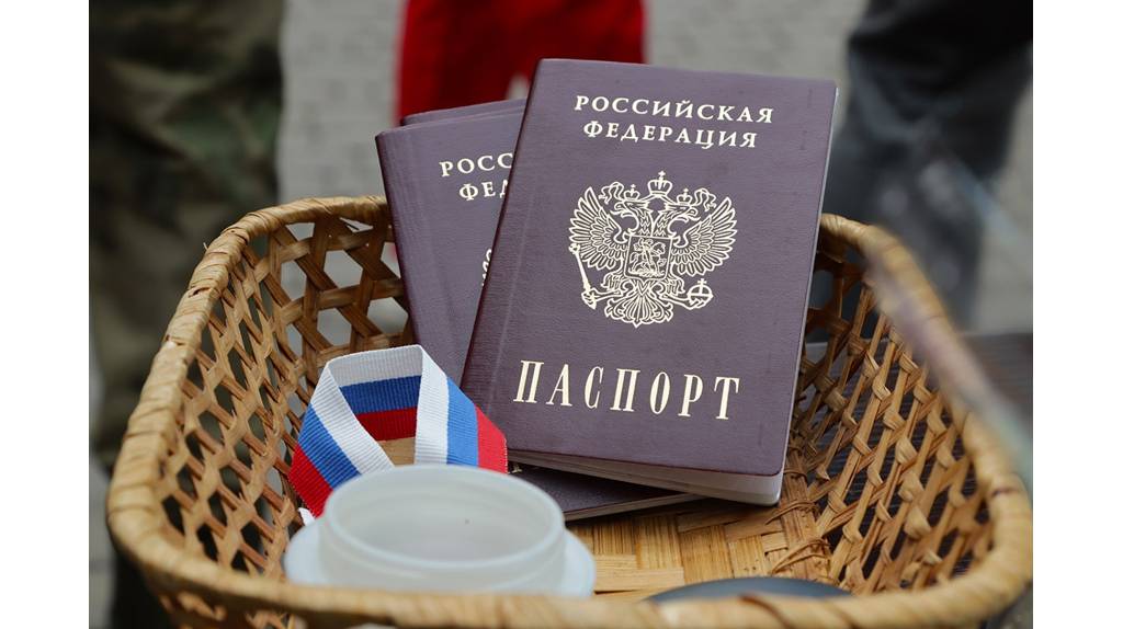 В Брянске школьникам торжественно вручили паспорта