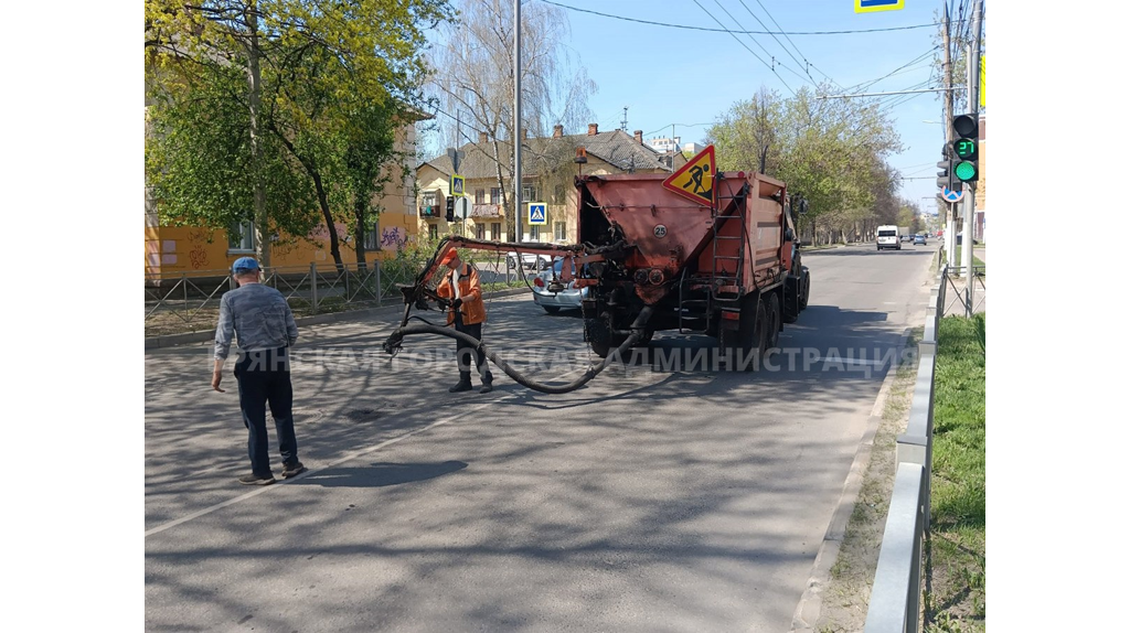 В Брянске почти 3 500 квадратных метров ям и выбоин залатали горячим асфальтом