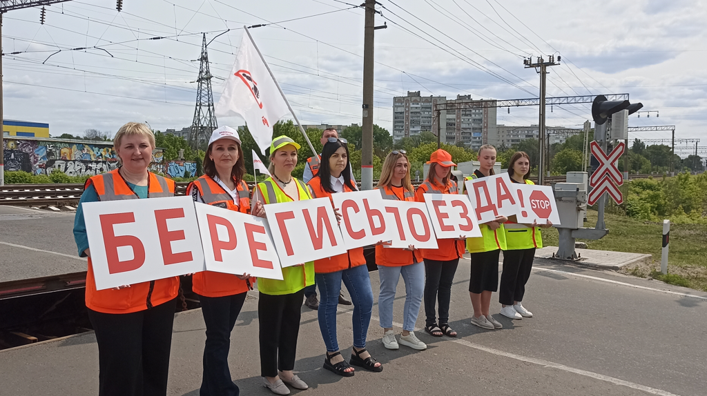 Брянским водителям напомнили о безопасности на железнодорожных переездах