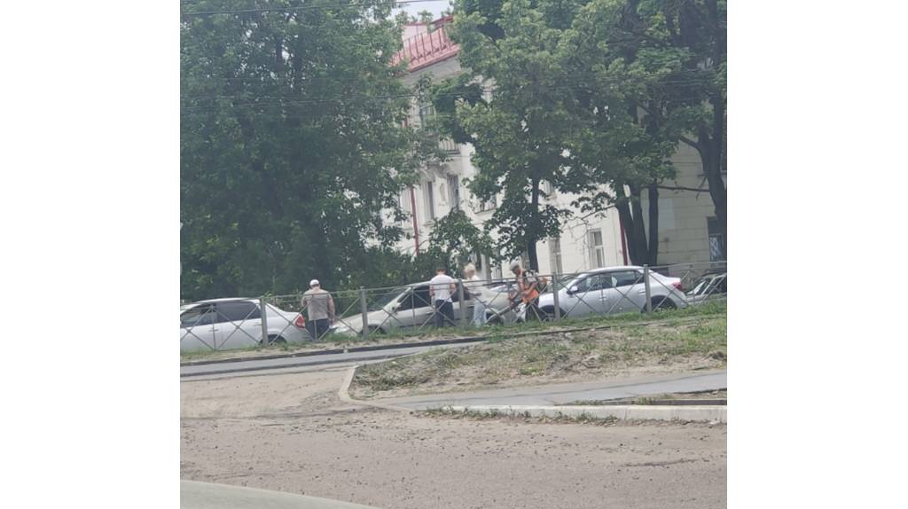 В Брянске на проспекте Московском собрался «паровозик» из трех машин
