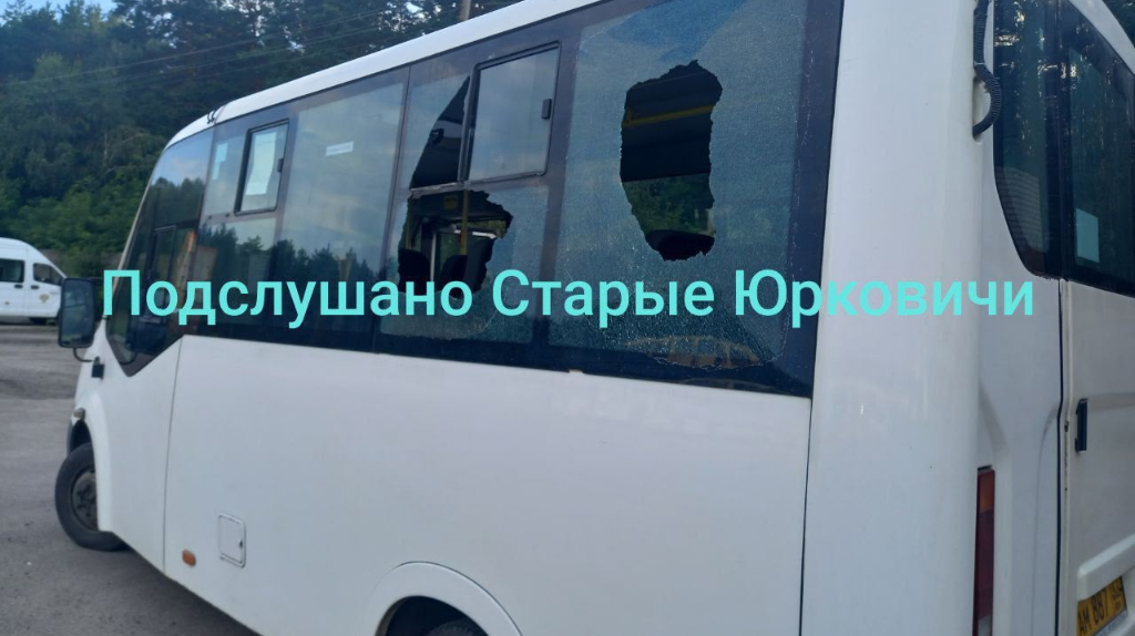 Соцсети: ВСУ атаковали рейсовый автобус в брянском селе