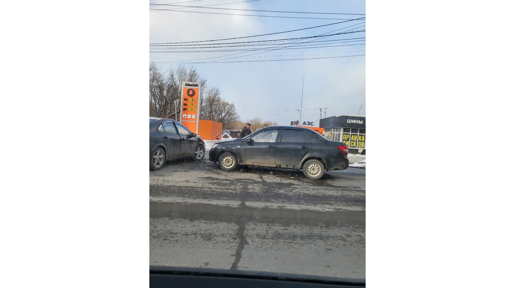 В Брянске возле памятника Артиллеристам столкнулись две легковушки