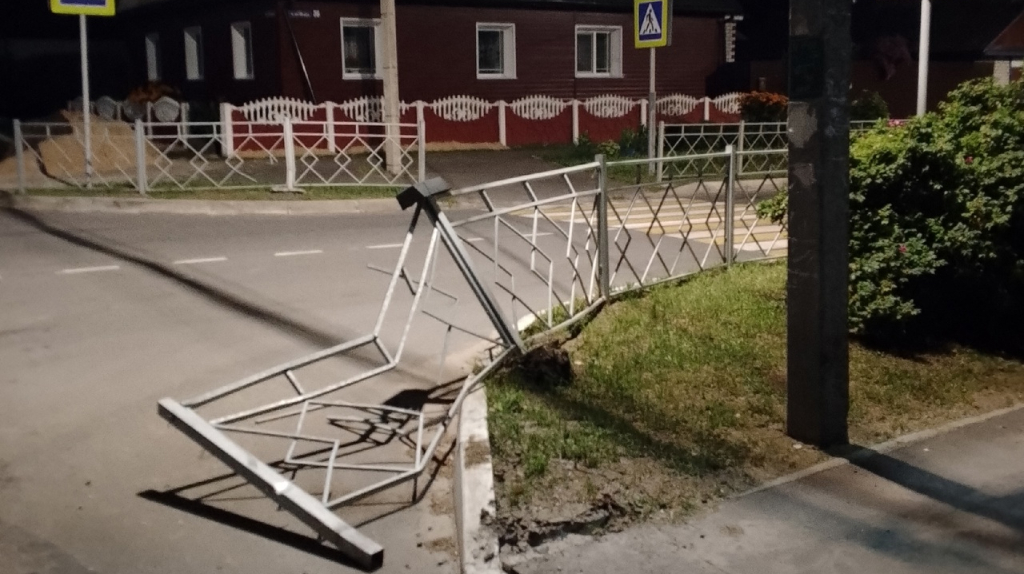 В Карачеве водитель протаранил пешеходное ограждение и скрылся
