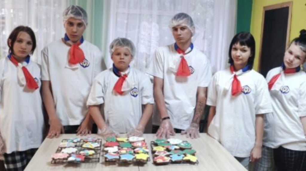 Карачевские дети отправили сладкие подарки бойцам СВО