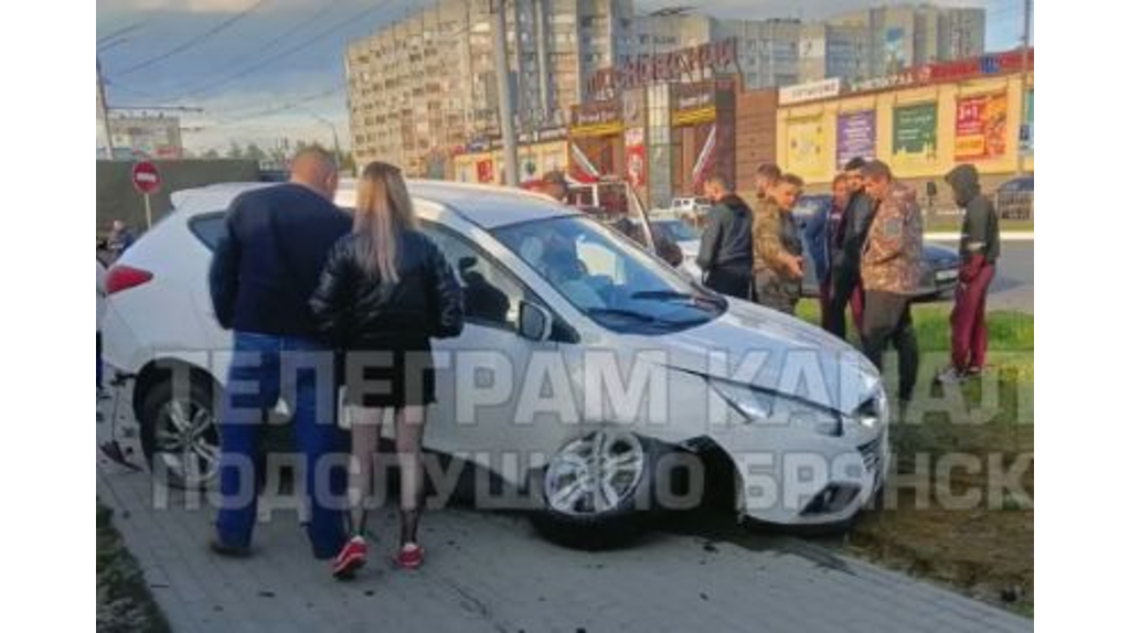 В Брянске в Московском микрорайоне легковушка вылетела на тротуар