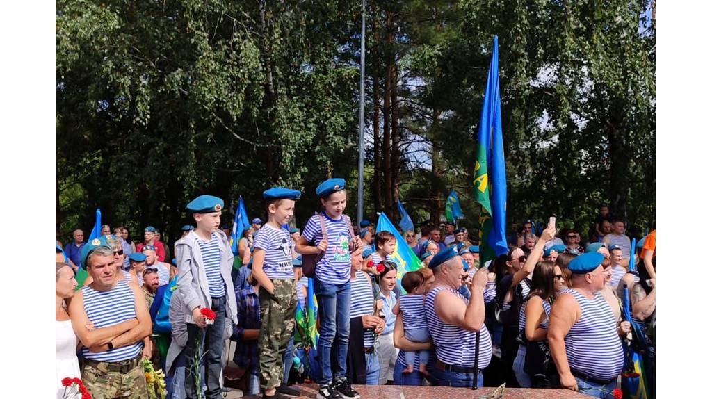 В Брянске прошли торжества в честь 94-й годовщины образования ВДВ