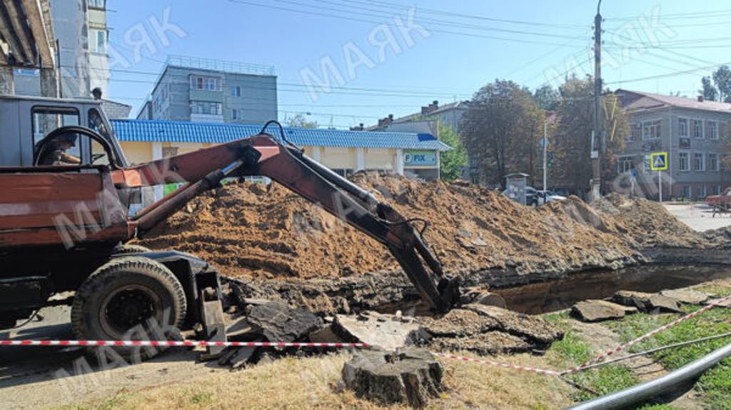 В Новозыбкове рабочие начали менять ветхий участок коллектора