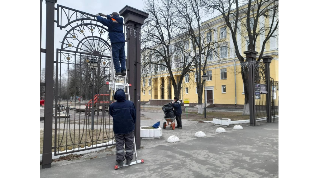 В парках Брянска убирают новогодние украшения